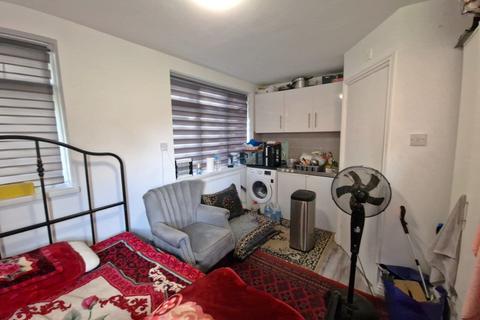 Studio to rent, Wenlock Road, Edgware HA8
