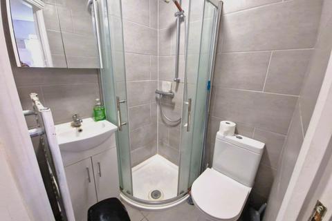 Studio to rent, Wenlock Road, Edgware HA8