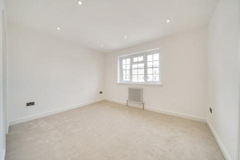 4 bedroom detached house to rent, Kings Avenue Bromley BR1