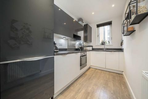 1 bedroom flat for sale, Colonnade Gardens, London W3