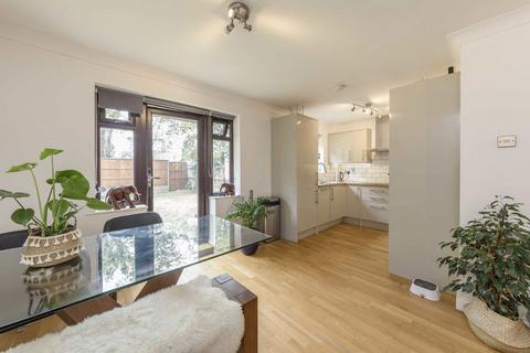 2 bedroom flat for sale, Cotton Avenue, London W3