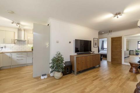 2 bedroom flat for sale, Cotton Avenue, London W3