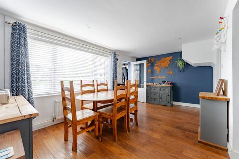 4 bedroom end of terrace house for sale, Ormesby Road, Badersfield