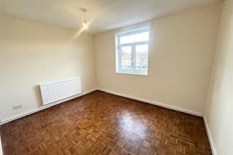 3 bedroom flat to rent, The Broadway,  Thatcham,  RG19