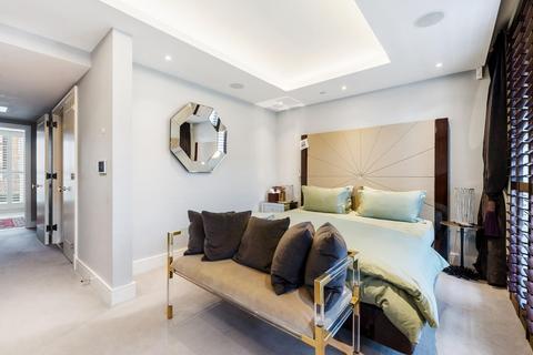 27 Rainsborough Square, London, SW6 1DQ