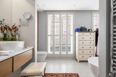 27 Rainsborough Square, London, SW6 1DQ