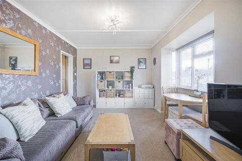 2 bedroom apartment for sale, Kingston Avenue, East Horsley, Leatherhead