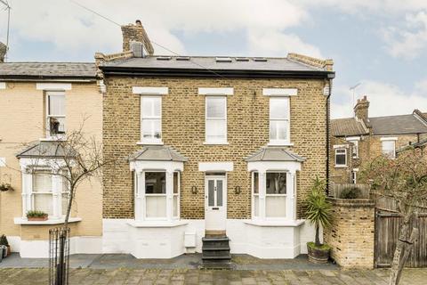 3 bedroom end of terrace house to rent, Benn Street, London E9