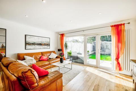 3 bedroom house for sale, Kingspark Court, South Woodford, London