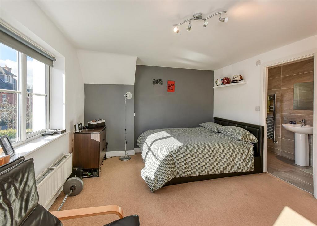 3 Riverside Gardens-bed2c.jpg