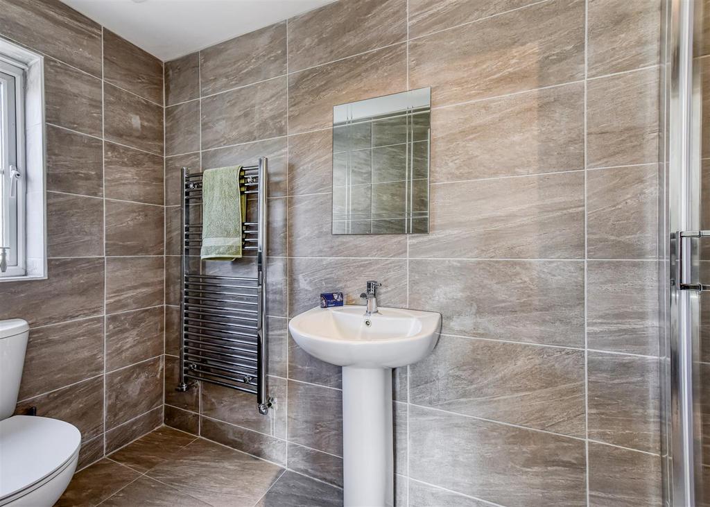 3 Riverside Gardens-bed2 ensuite.jpg
