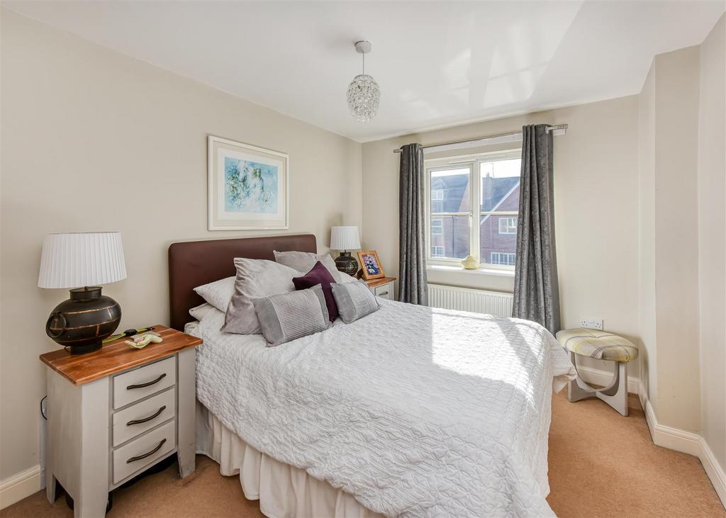 3 Riverside Gardens-bed4.jpg