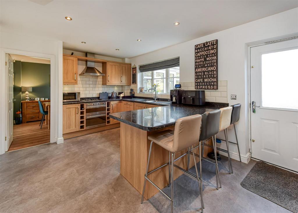 3 Riverside Gardens-kitchen1.jpg