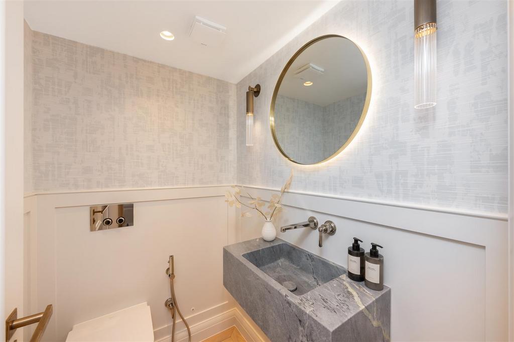 Flat 12, 70-72 Cadogan Square Hi-33.jpg