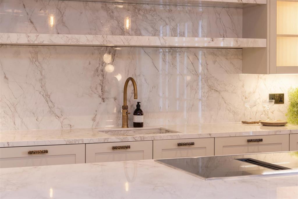 Flat 12, 70-72 Cadogan Square Hi-42.jpg