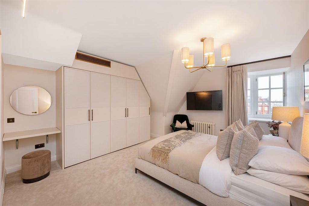 Flat 12, 70-72 Cadogan Square Hi-23.jpg