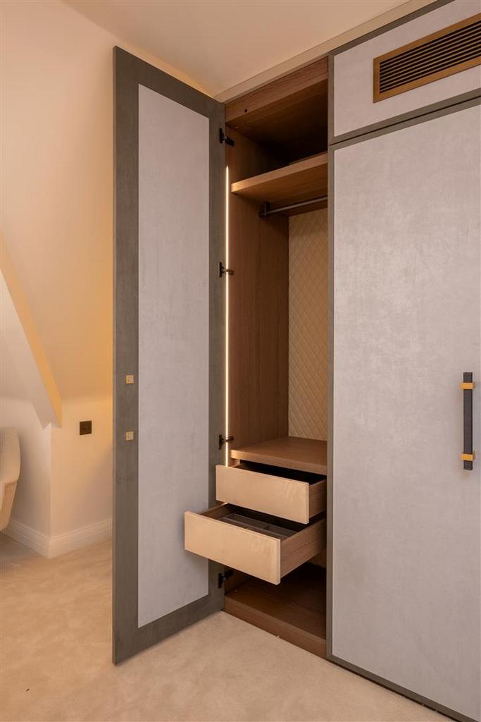 Flat 12, 70-72 Cadogan Square Hi-30.jpg