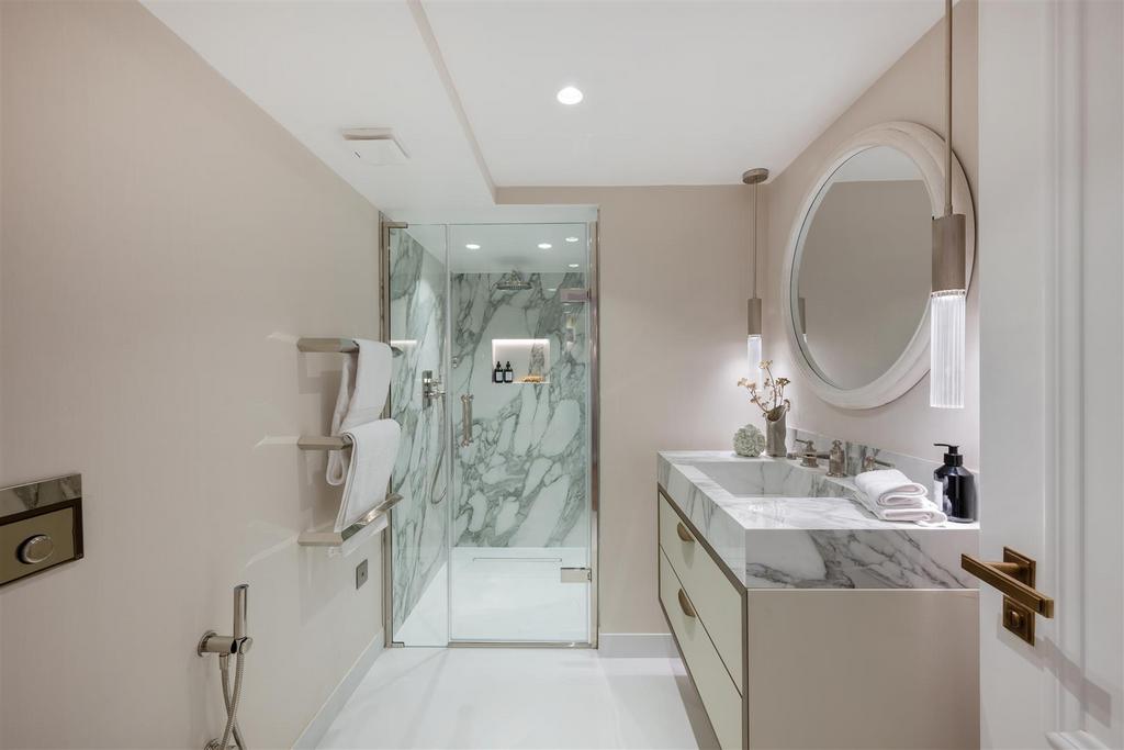 Flat 12, 70-72 Cadogan Square Hi-34.jpg