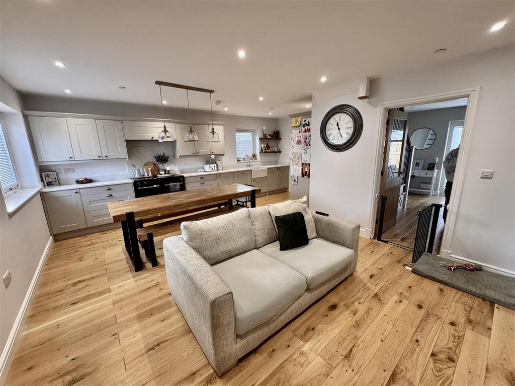 Open plan kitchen/dining/living