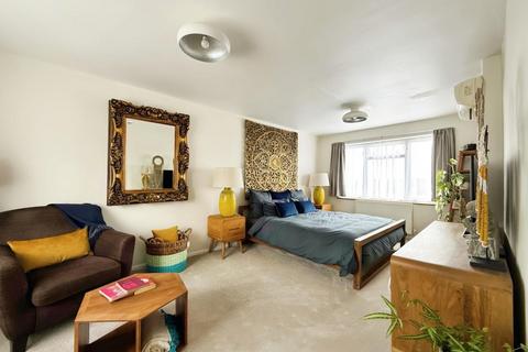 43 Walton Gardens, Folkestone, CT19 5PR