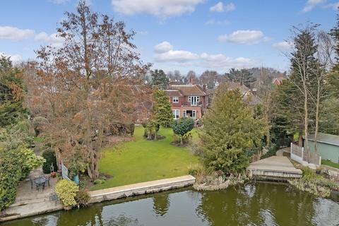 4 bedroom detached house for sale, Mead Close, Gidea Park