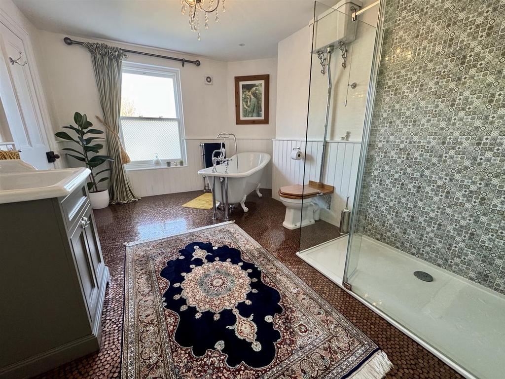 Jack &amp; Jill Bathroom/Shower/WC