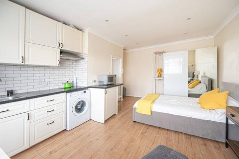 Studio to rent, Clifton Gardens, Temple Fortune, London, NW11