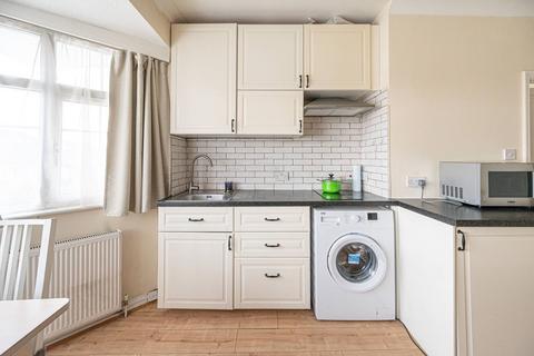 Studio to rent, Clifton Gardens, Temple Fortune, London, NW11