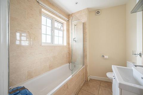 Studio to rent, Clifton Gardens, Temple Fortune, London, NW11