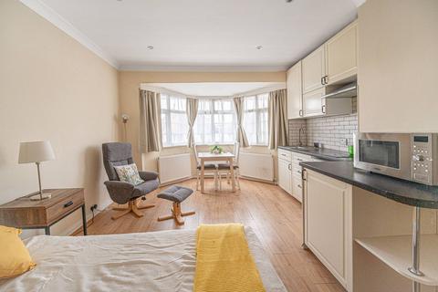 Studio to rent, Clifton Gardens, Temple Fortune, London, NW11