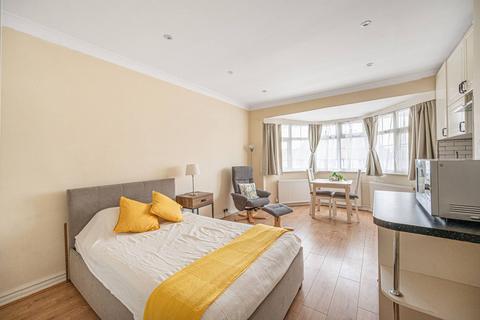 Studio to rent, Clifton Gardens, Temple Fortune, London, NW11