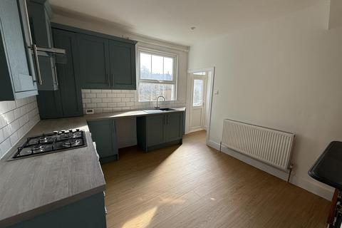 2 bedroom maisonette to rent, Renmuir Street, SW17