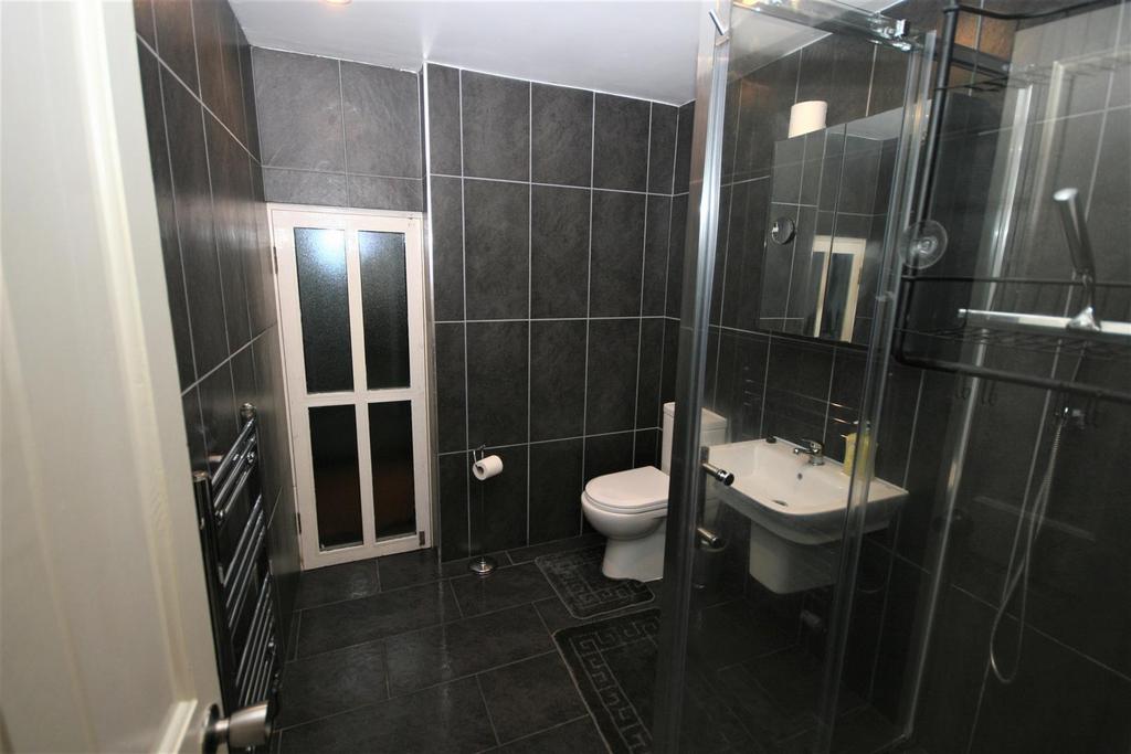 Alt en-suite.jpg