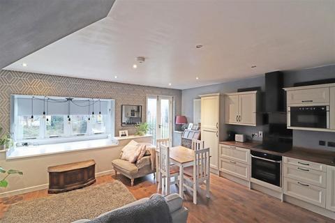 2 bedroom maisonette for sale, North Station Approach, South Nutfield