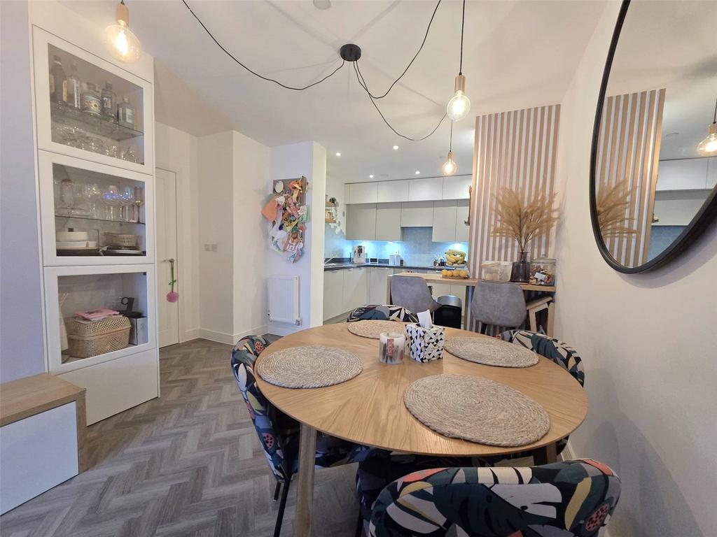 Dining Area (2)