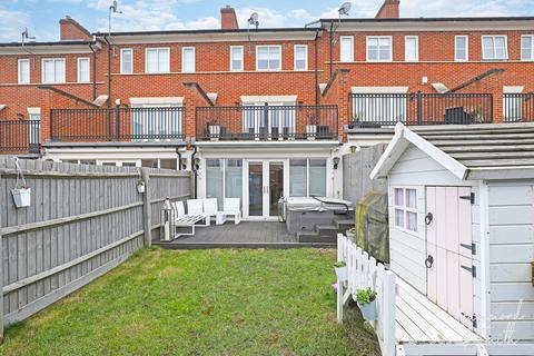 3 bedroom terraced house for sale, Mowbray Close, Epping CM16