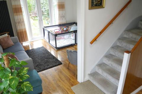 4 bedroom semi-detached house to rent, Oak Grove, Hatfield