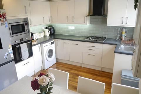 4 bedroom semi-detached house to rent, Oak Grove, Hatfield