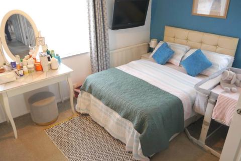 4 bedroom semi-detached house to rent, Oak Grove, Hatfield