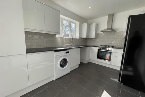 2 bedroom terraced house to rent, Marlyon Road, Ilford IG6