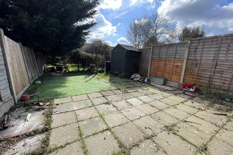 2 bedroom terraced house to rent, Marlyon Road, Ilford IG6