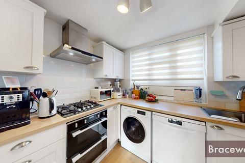 3 bedroom maisonette for sale, Tredegar Road, London N11