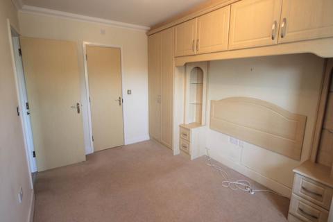 2 bedroom flat to rent, Central Court, Chigwell, Essex