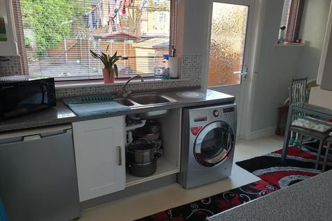 2 bedroom terraced house to rent, Kendal avenue, Barking IG11