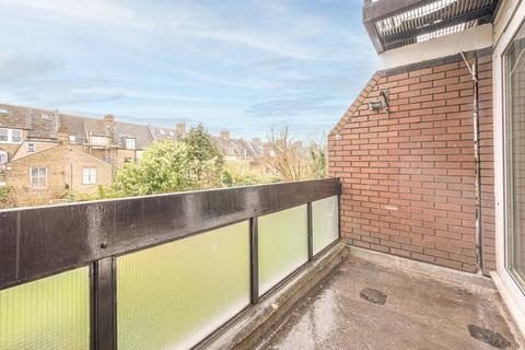 3 bedroom flat to rent, Dyne Road, Brondesbury, London, NW6