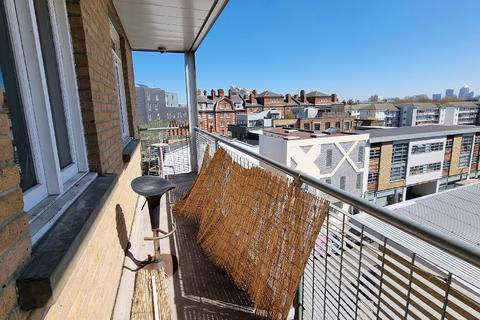 2 bedroom apartment to rent, Treadway Street, London, Haggerston