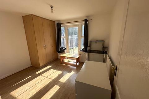 Studio to rent, Dewar Spur, Slough