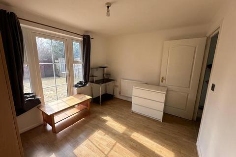 Studio to rent, Dewar Spur, Slough