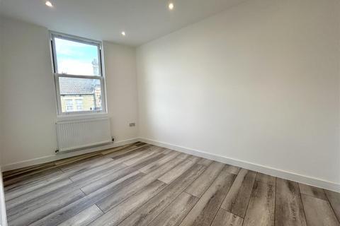 2 bedroom apartment to rent, Park Road, Sandy