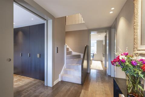 4 Constable Close, London, NW11 6TY